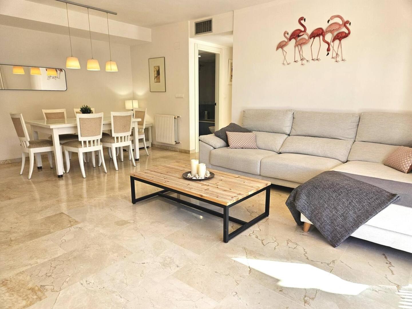 Pass The Keys And Bright Apartment