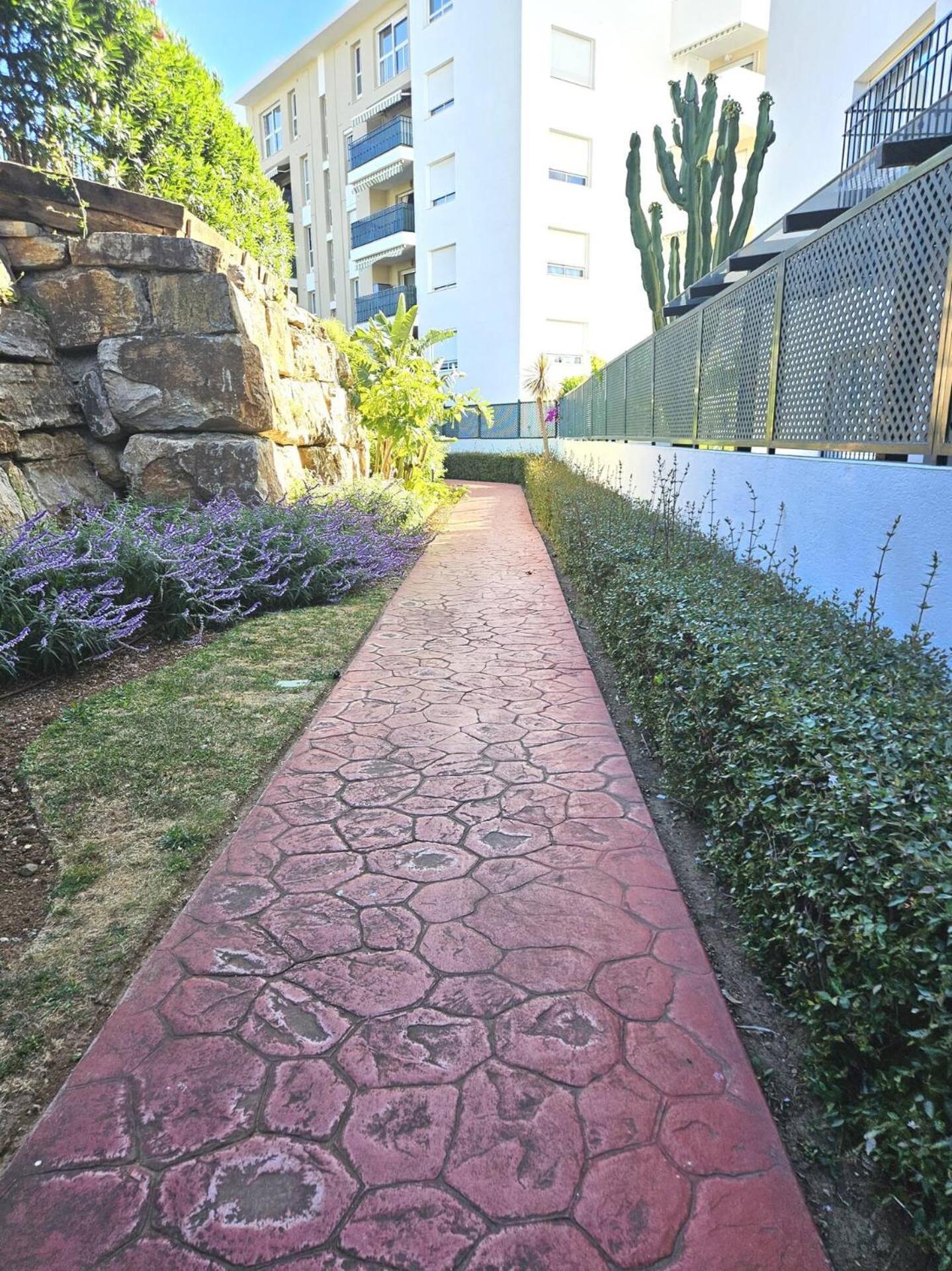 Pass The Keys And Bright Apartemen